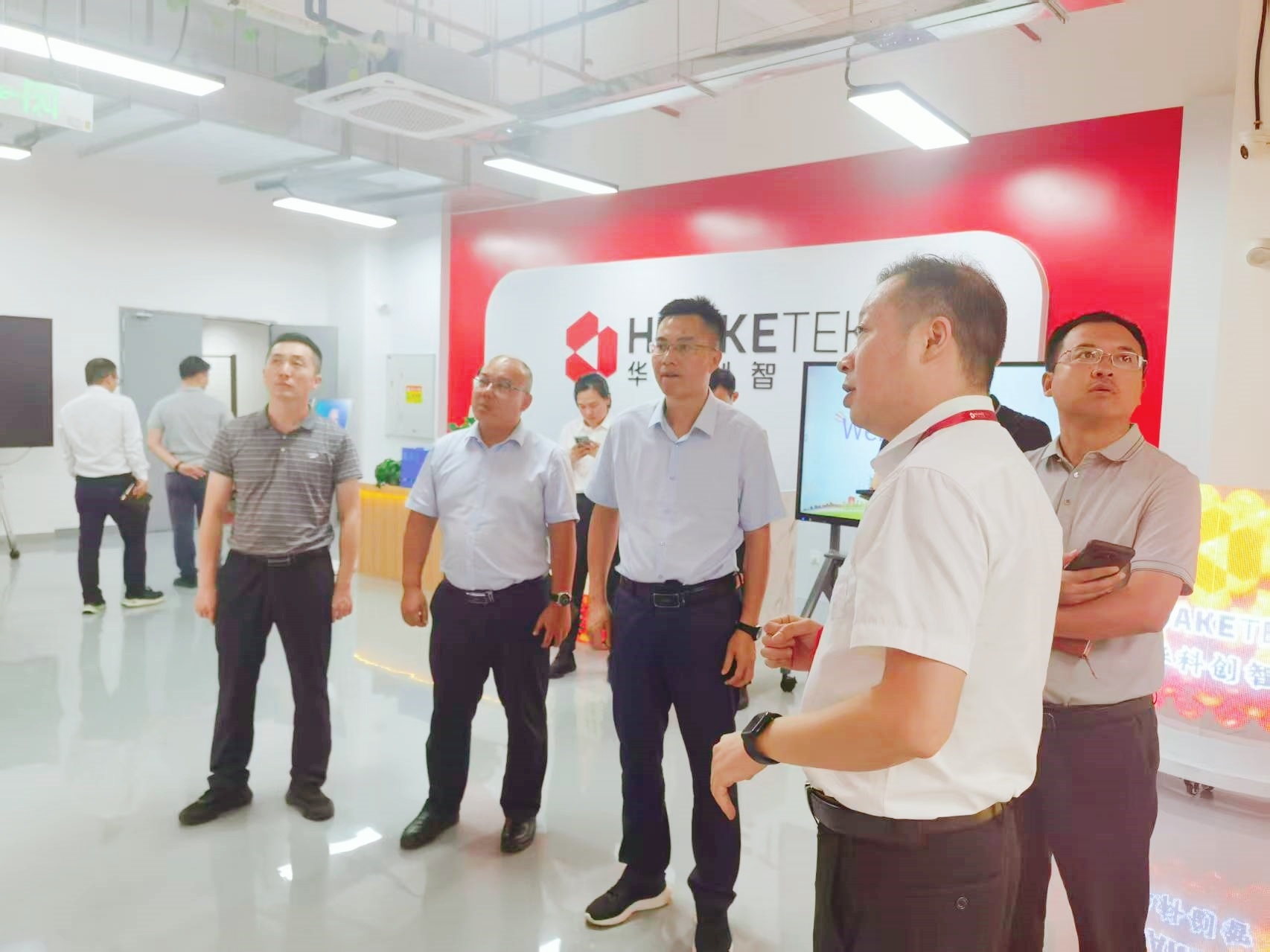 新华社调研组、湛江市领导一行莅临广东华科创智调研指导